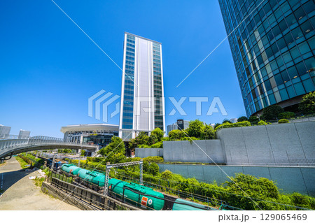 日本の横浜都市景観 7月。みなとみらいのKアリーナなどを望む＝令和7年7月23日 129065469