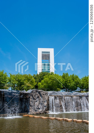 霞港公園の滝と四日市港ポートビル(三重県 四日市市 霞) 霞港公園の滝と四日市港ポートビル(三重県 四日市市 霞) 129066986