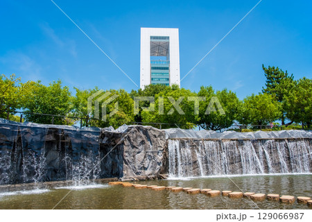 霞港公園の滝と四日市港ポートビル（三重県 四日市市 霞） 129066987