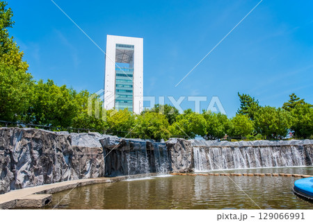 霞港公園の滝と四日市港ポートビル(三重県 四日市市 霞) 霞港公園の滝と四日市港ポートビル(三重県 四日市市 霞) 129066991
