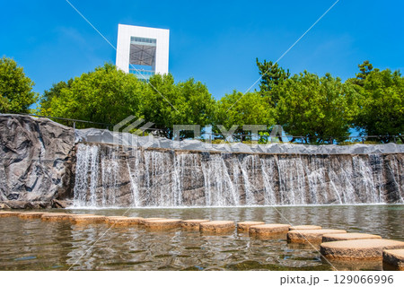 霞港公園の滝と四日市港ポートビル（三重県 四日市市 霞） 129066996