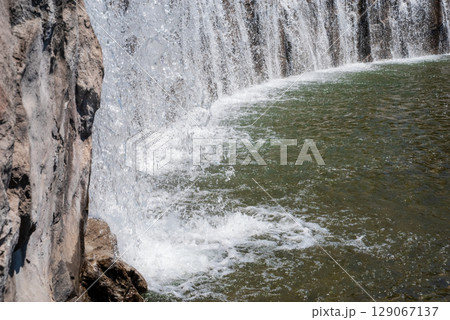 霞港公園にある滝の風景(三重県 四日市市 霞) 霞港公園にある滝の風景(三重県 四日市市 霞) 129067137