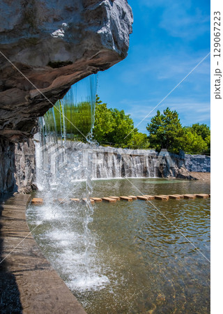 霞港公園にある滝の風景(三重県 四日市市 霞) 霞港公園にある滝の風景(三重県 四日市市 霞) 129067223
