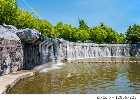 霞港公園にある滝の風景(三重県 四日市市 霞) 霞港公園にある滝の風景(三重県 四日市市 霞) 129067225