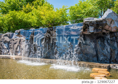 霞港公園にある滝の風景(三重県 四日市市 霞) 霞港公園にある滝の風景(三重県 四日市市 霞) 129067227