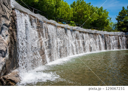 霞港公園にある滝の風景（三重県 四日市市 霞） 129067231