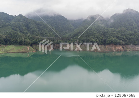 朝霧漂う群馬県八ッ場ダムの湖面 朝霧漂う群馬県八ッ場ダムの湖面 129067669
