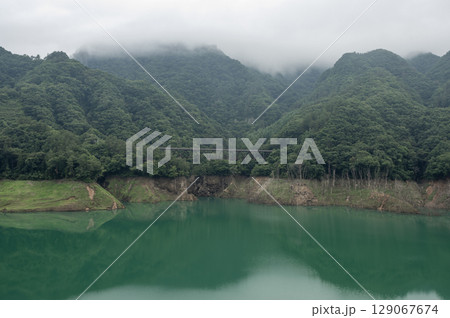 朝霧漂う群馬県八ッ場ダムの湖面 朝霧漂う群馬県八ッ場ダムの湖面 129067674
