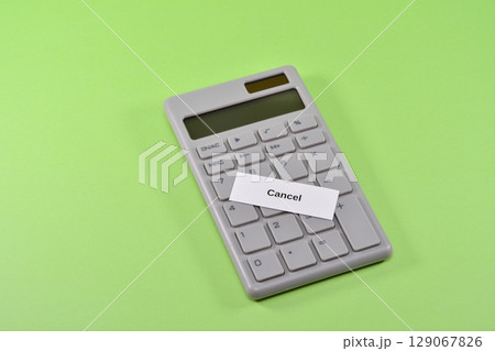 電卓とcancelで買い物をキャンセルするイメージ 電卓とcancelで買い物をキャンセルするイメージ 129067826