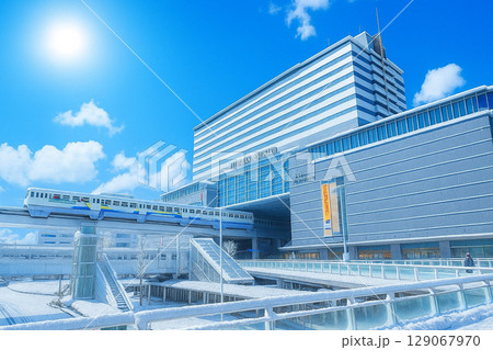 雪景色の小倉駅と北九州モノレール 129067970