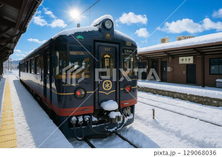 雪景色の天橋立駅に停車中の黒松号 129068036