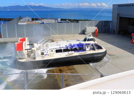 ホーバークラフト(ホーバーターミナルおおいた屋上より・西大分港) ホーバークラフト(ホーバーターミナルおおいた屋上より・西大分港) 129068613