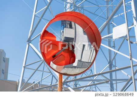 割れているカーブミラー 129068649