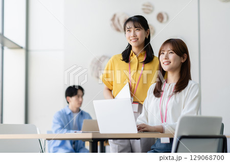 オフィスで働く若いビジネスウーマン【撮影協力:スカパー東京メディアセンター】 オフィスで働く若いビジネスウーマン【撮影協力:スカパー東京メディアセンター】 129068700