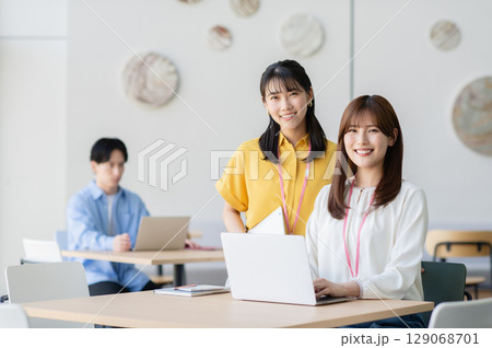 オフィスで働く若いビジネスウーマン【撮影協力:スカパー東京メディアセンター】 オフィスで働く若いビジネスウーマン【撮影協力:スカパー東京メディアセンター】 129068701
