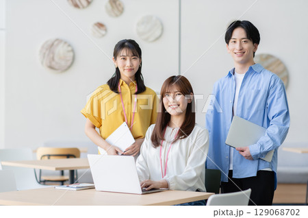 オフィスで働く若いビジネスパーソン【撮影協力:スカパー東京メディアセンター】 オフィスで働く若いビジネスパーソン【撮影協力:スカパー東京メディアセンター】 129068702