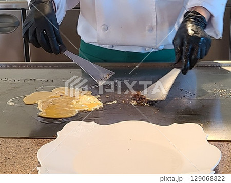 鉄板焼きコース料理　ガーリックライス　チャーハン　素材　背景 129068822