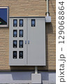 アパートの電気メーターボックス 129068864