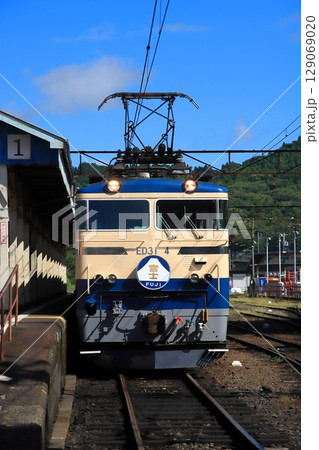 レトロな新金谷駅に停車中の大井川鉄道E31形機関車牽引ブルートレイン急行_2025/7/20撮影 レトロな新金谷駅に停車中の大井川鉄道E31形機関車牽引ブルートレイン急行_2025/7/20撮影 129069020