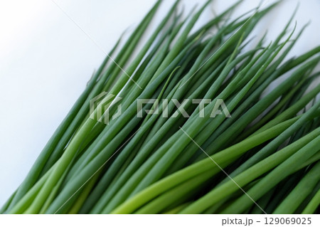 風味豊かな青ねぎ - 鮮やかな緑色 （広島県産） 129069025