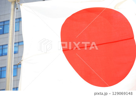 日本国　国旗　風になびく様子 129069148