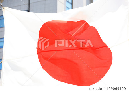 日本国　国旗　風になびく様子 129069160