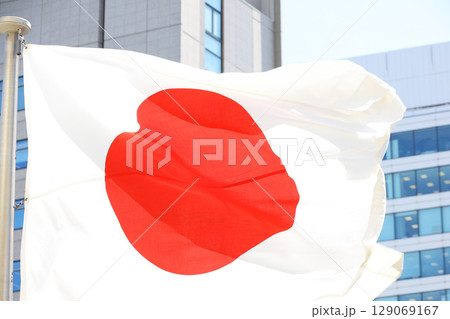 日本国　国旗　風になびく様子 129069167