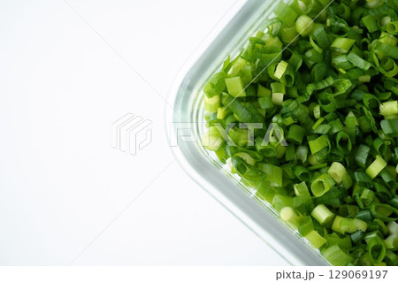 風味豊かな青ねぎ - 鮮やかな緑色 （広島県産） 129069197