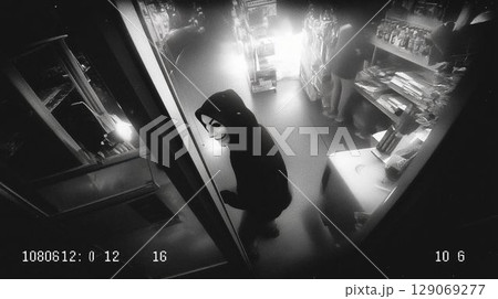 監視カメラに映る強盗犯 監視カメラに映る強盗犯 129069277
