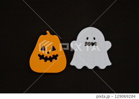 ハロウィン　ジャックオランタンとお化け 129069284