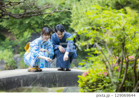 浴衣でデートをする男女 129069644
