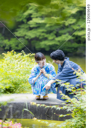 浴衣でデートをする男女 129069649