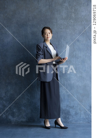 オフィスで働く女性 129069718