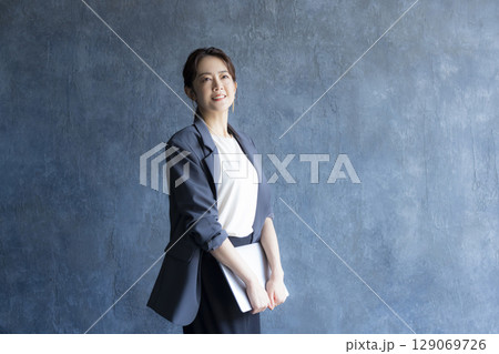 オフィスで働く女性 129069726