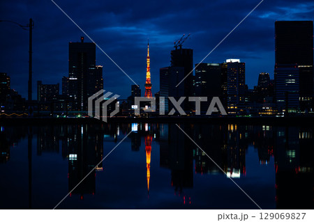 2020年オリンピック前の晴海客船ターミナルから見た夜の東京タワー 129069827
