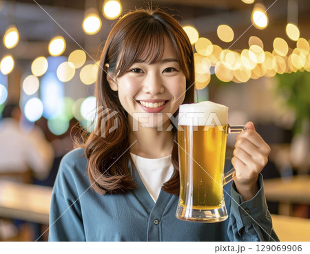 ビールを持つ若い女性　AI生成画像　 129069906