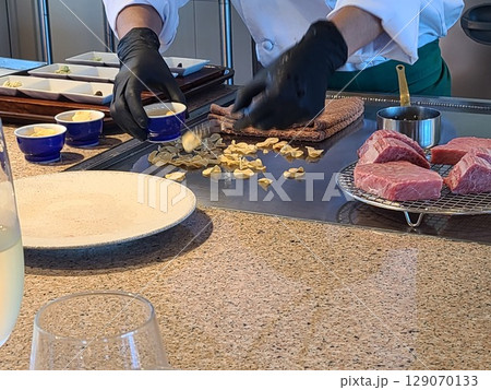 鉄板焼きコース料理　焼肉　素材　背景 129070133