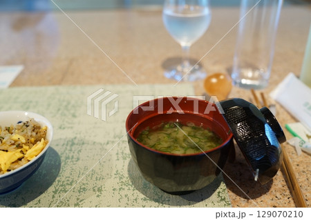 鉄板焼きコース料理　ガーリックライス　チャーハン　素材　背景 129070210