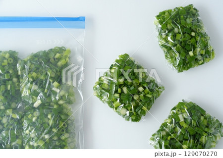 冷凍保存前の風味豊かな青ねぎ - 鮮やかな緑色 （広島県産） 129070270