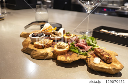 ウッドプレートの前菜盛り合わせ ウッドプレートの前菜盛り合わせ 129070431
