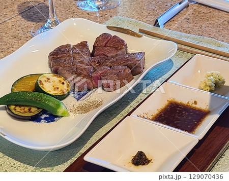 鉄板焼きコース料理　焼肉　素材　背景 129070436