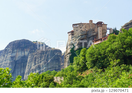 メテオラの奇岩の上に建つ修道院を臨む風景 メテオラの奇岩の上に建つ修道院を臨む風景 129070471
