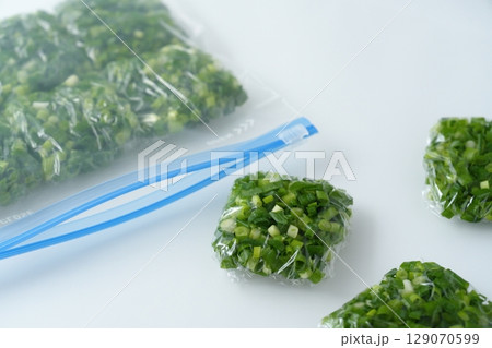 冷凍保存前の風味豊かな青ねぎ - 鮮やかな緑色 （広島県産） 129070599