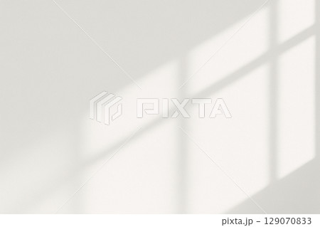 大きな窓から差し込む光の抽象背景 129070833