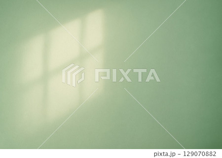 緑の壁に映る窓の影とやさしい自然光 129070882