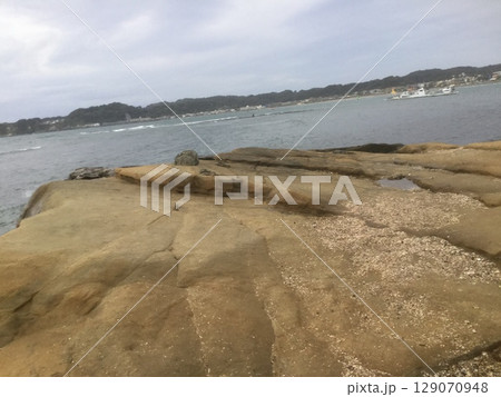 鎌倉＆江ノ島散策　2023年版　岩場からの材木座海岸 129070948