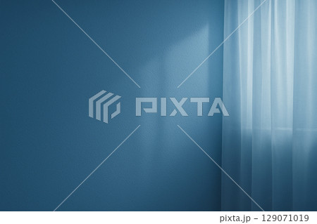 カーテンと窓の影が揺れる青の背景 129071019