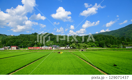 田んぼアートの駅　上桧木内駅に入線する下り列車　秋田内陸線 129071437