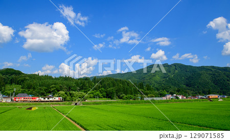 田んぼアートの駅　上桧木内駅に近づく上り列車と行き違いを待つ下り列車　秋田内陸線 129071585