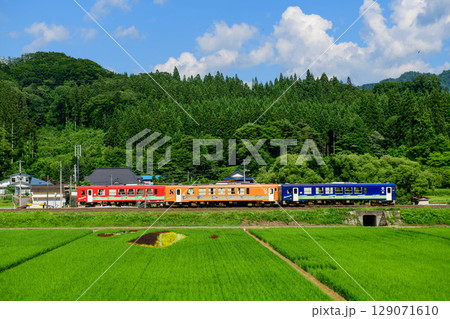 田んぼアートの駅 上桧木内駅で停車中の上下線列車 秋田内陸線 田んぼアートの駅 上桧木内駅で停車中の上下線列車 秋田内陸線 129071610